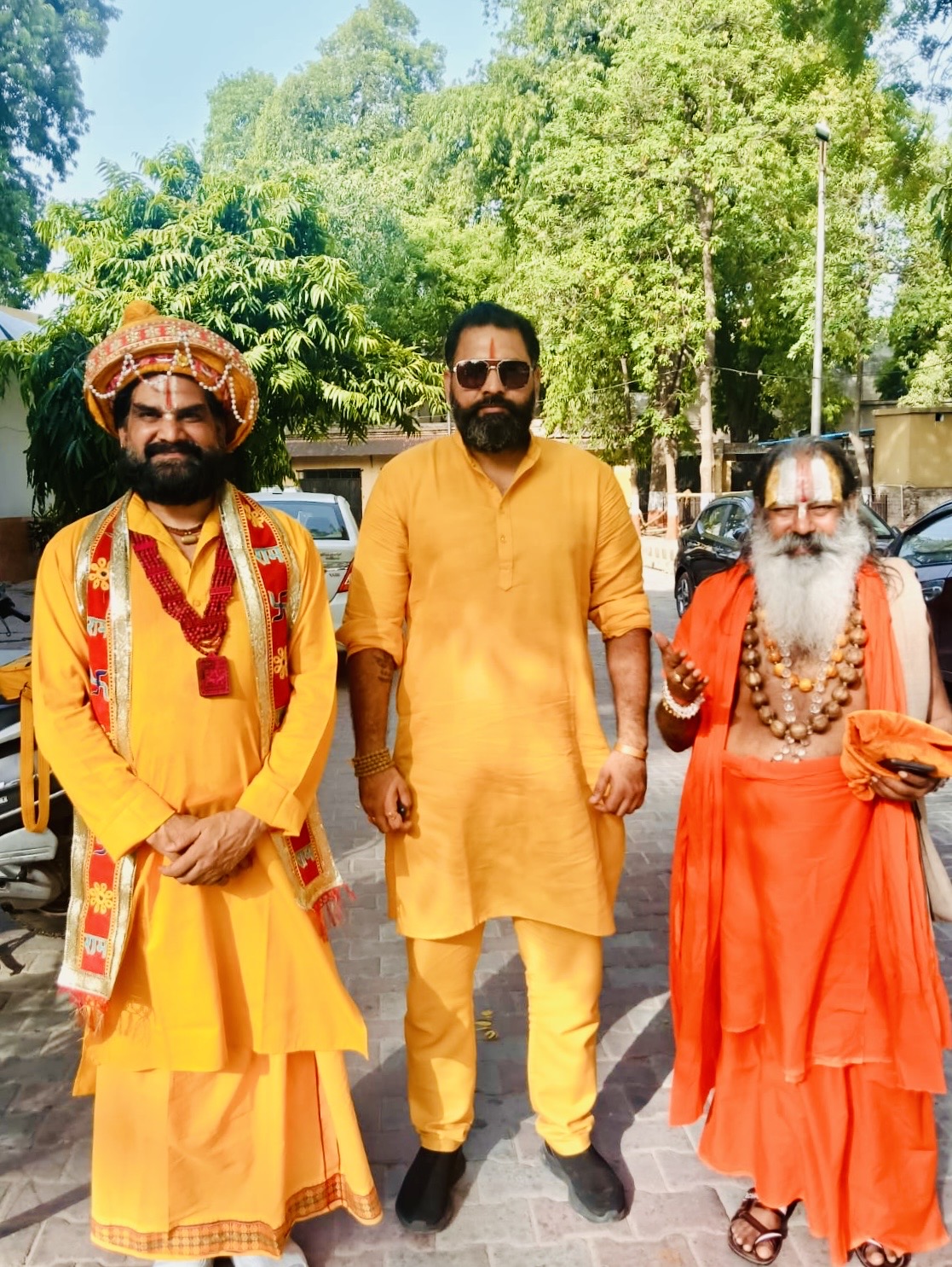 साधु-संतों के साथ