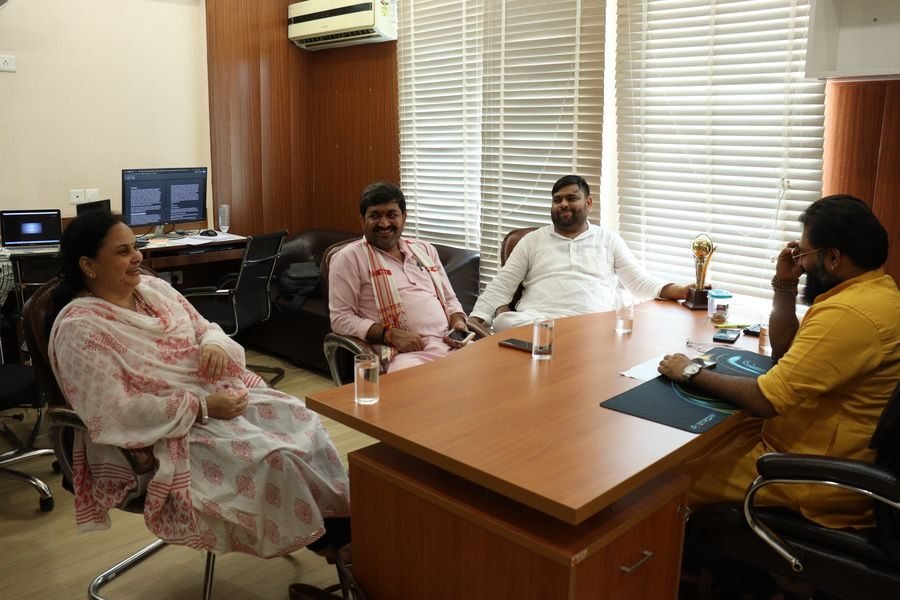 Kabeer Ji Maharaj in a formal dialogue meeting — planning social reform and Bharat Shakti Sangh yuva shastrarth activities