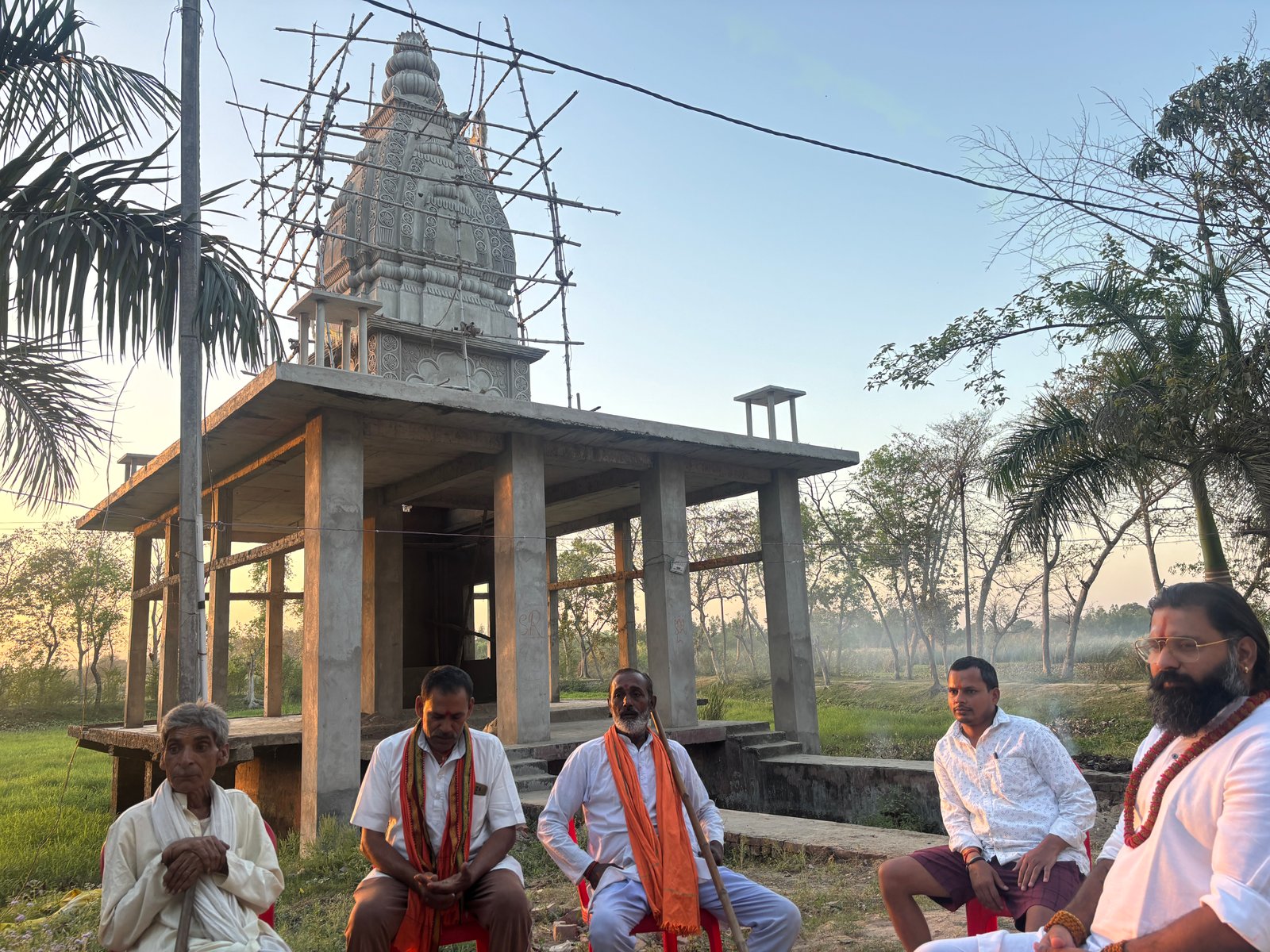 Kabeer Ji Maharaj ग्रामीण जनों के साथ मंदिर के सामने बैठे — युवा शक्ति और भारत के भविष्य पर संवाद | Rajdharma 3.0 Sanatan Manthan