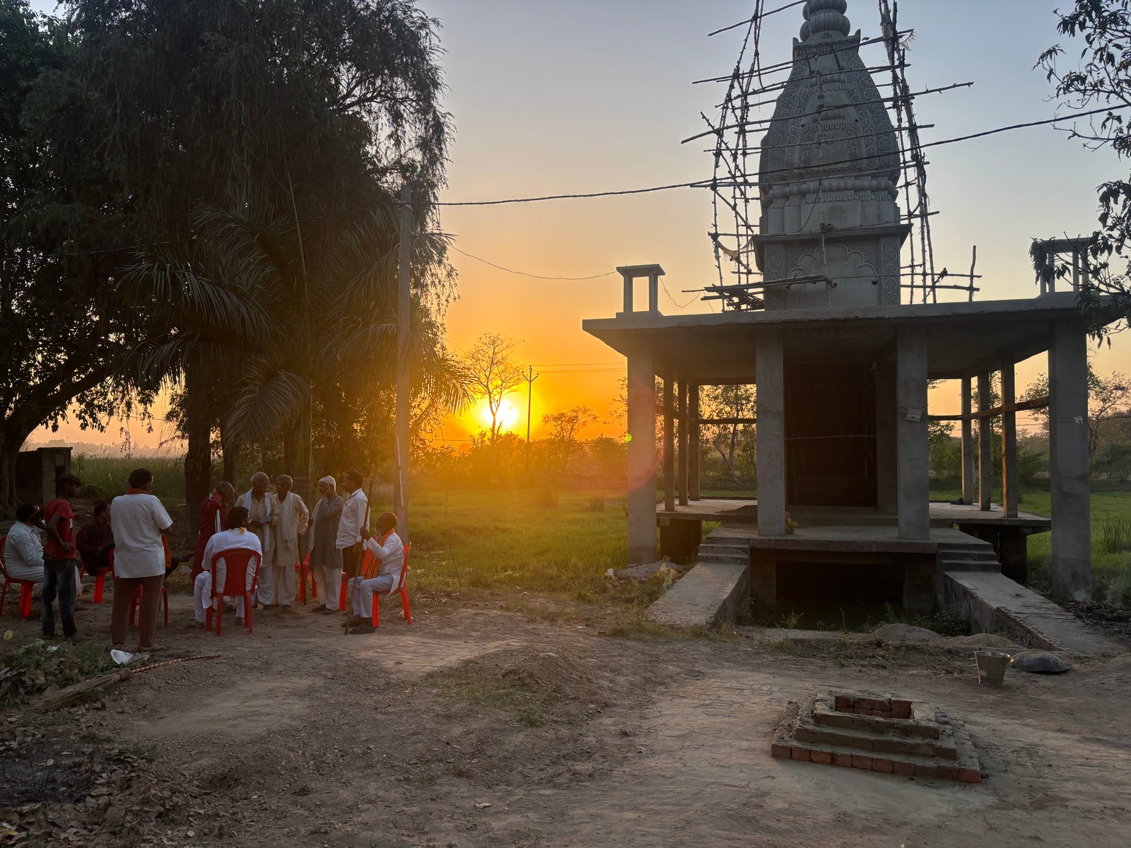 Kabeer Ji Maharaj ग्रामीण जन-संवाद में राजनीति और सत्ता पर विचार करते हुए — सूर्यास्त के समय खुले मैदान में बैठक | Rajdharma 3.0