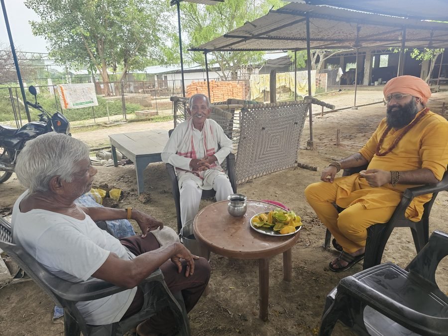 Kabeer Ji Maharaj in an authentic ground-level dialogue with village elders — grassroots Yuva Shastrarth outside Lucknow