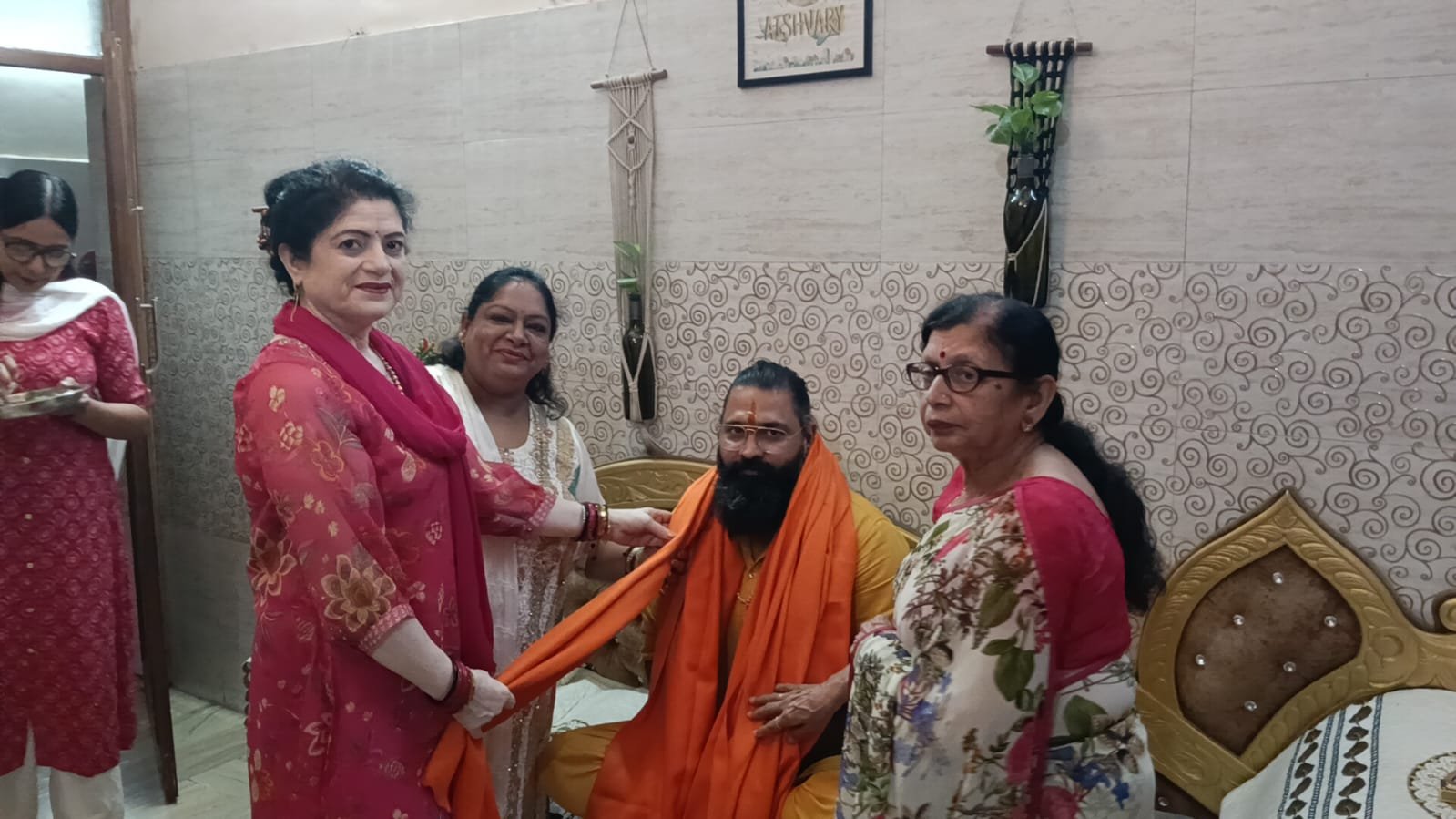 Kabeer Ji Maharaj receiving samman shawl at community event — Bharat Shakti Sangh Rajdharma 3.0
