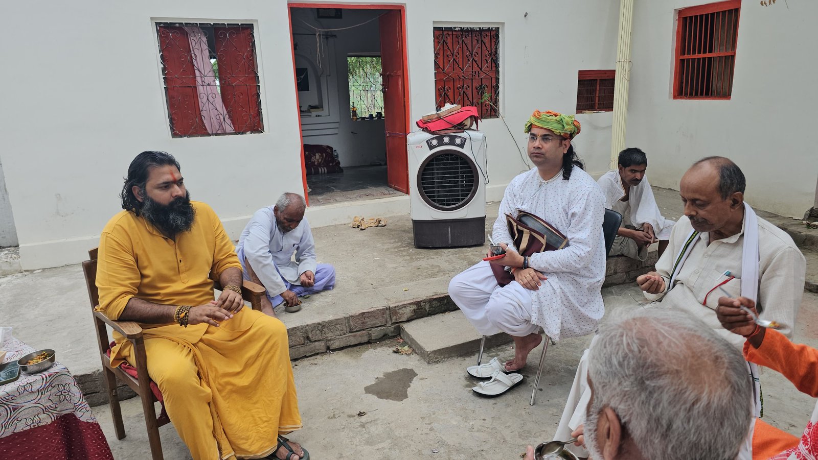 Kabeer Ji Maharaj समुदाय के बीच — साधु, श्रोता, सत्संग। Open courtyard discourse।