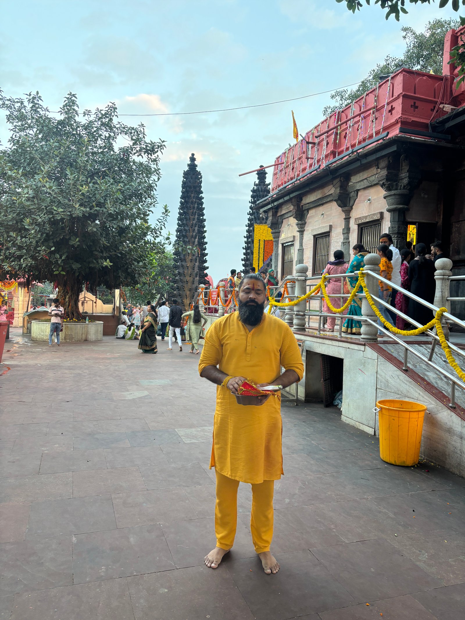 Kabeer Ji Maharaj at temple with puja thala — Shareer Madhyam Khal Dharm Sadhana | Daily Discourse Rajdharma 3.0
