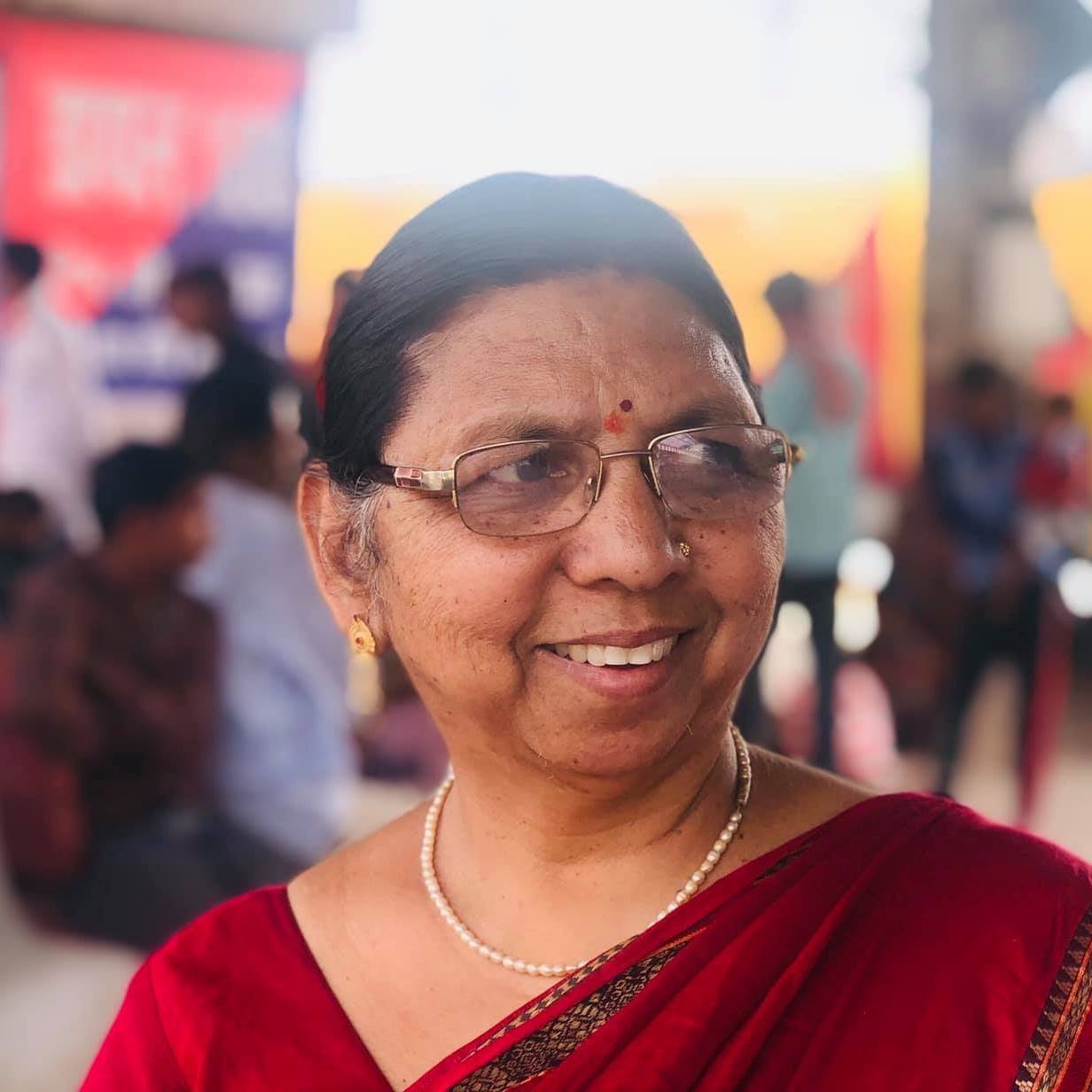 Kabeer Ji Maharaj की माता — लाल साड़ी में मुस्कुराते हुए, पितृ पक्ष की पावन ऊर्जा से परिपूर्ण