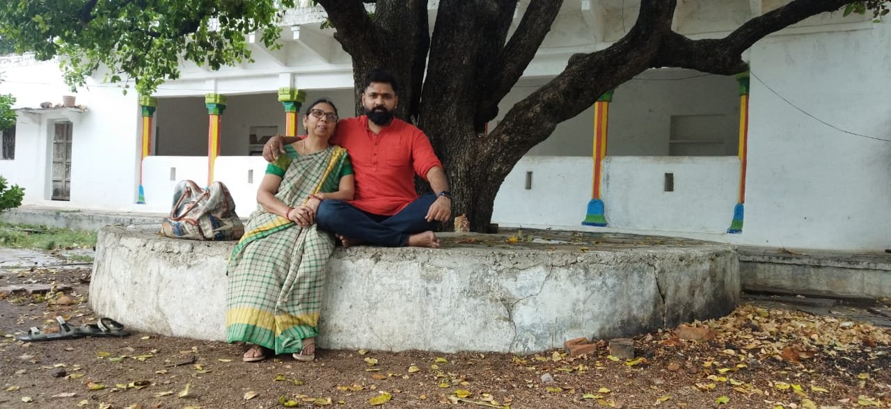 Kabeer Ji Maharaj अपनी माता के साथ पितृ स्थान के वृक्ष के नीचे — शांत और आत्मीय पल
