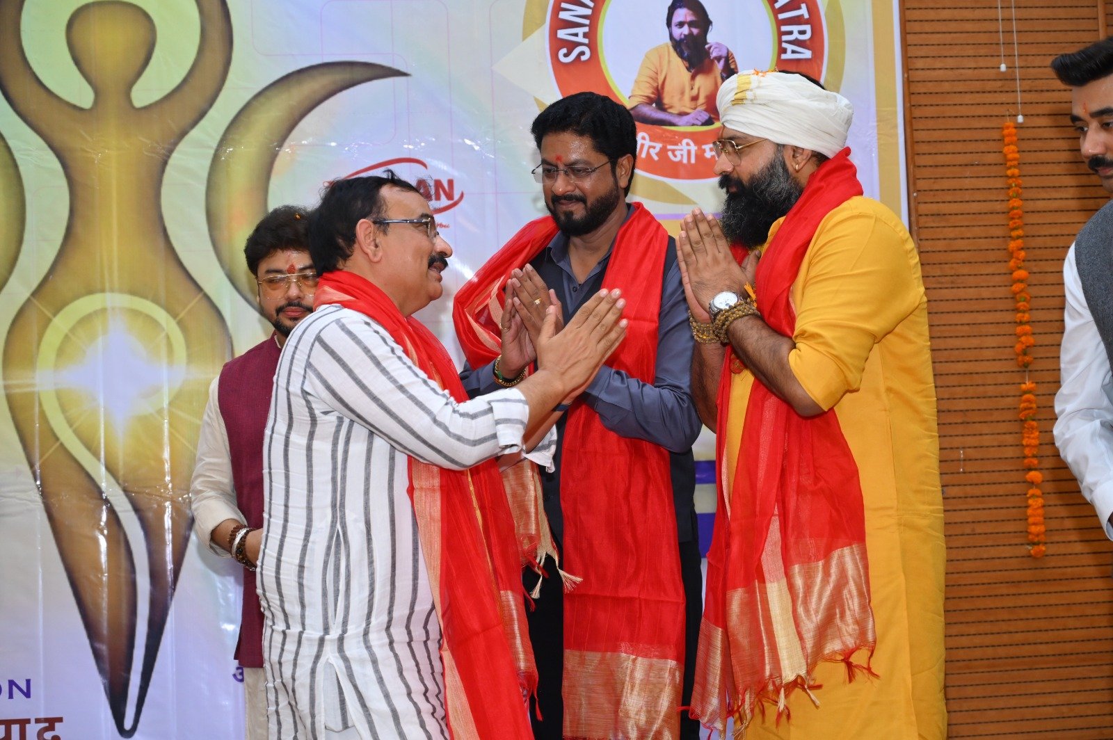 Kabeer Ji Maharaj और Anand Dwivedi के बीच नमस्कार — Sanatan Sanskar Yatra 2025 Lucknow में अतिथि विशेष का स्वागत