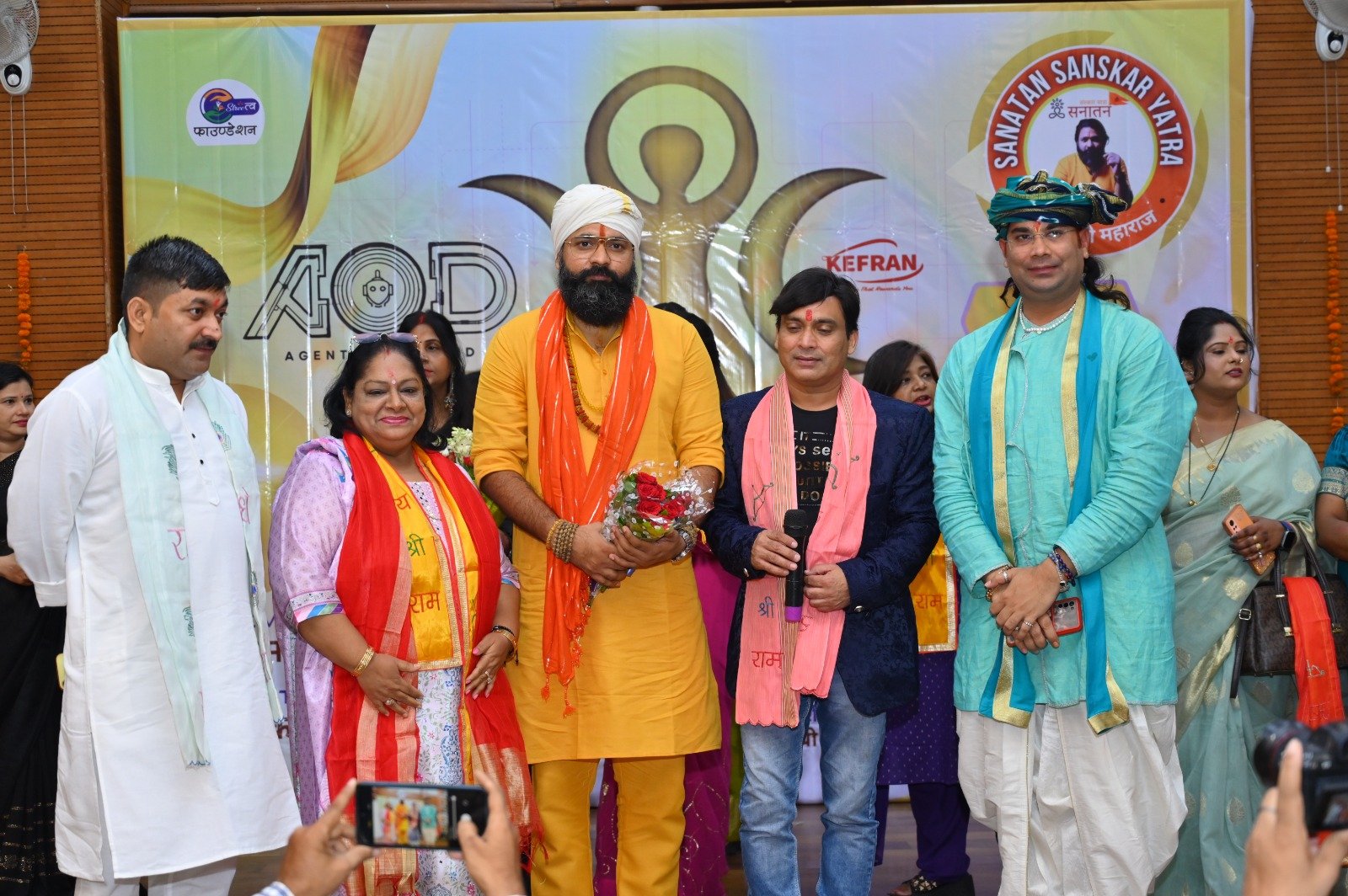 Kabeer Ji Maharaj मंच पर Sanatan Sanskar Yatra 2025 के अन्य अतिथियों के साथ — Lucknow Sahkarita Bhawan