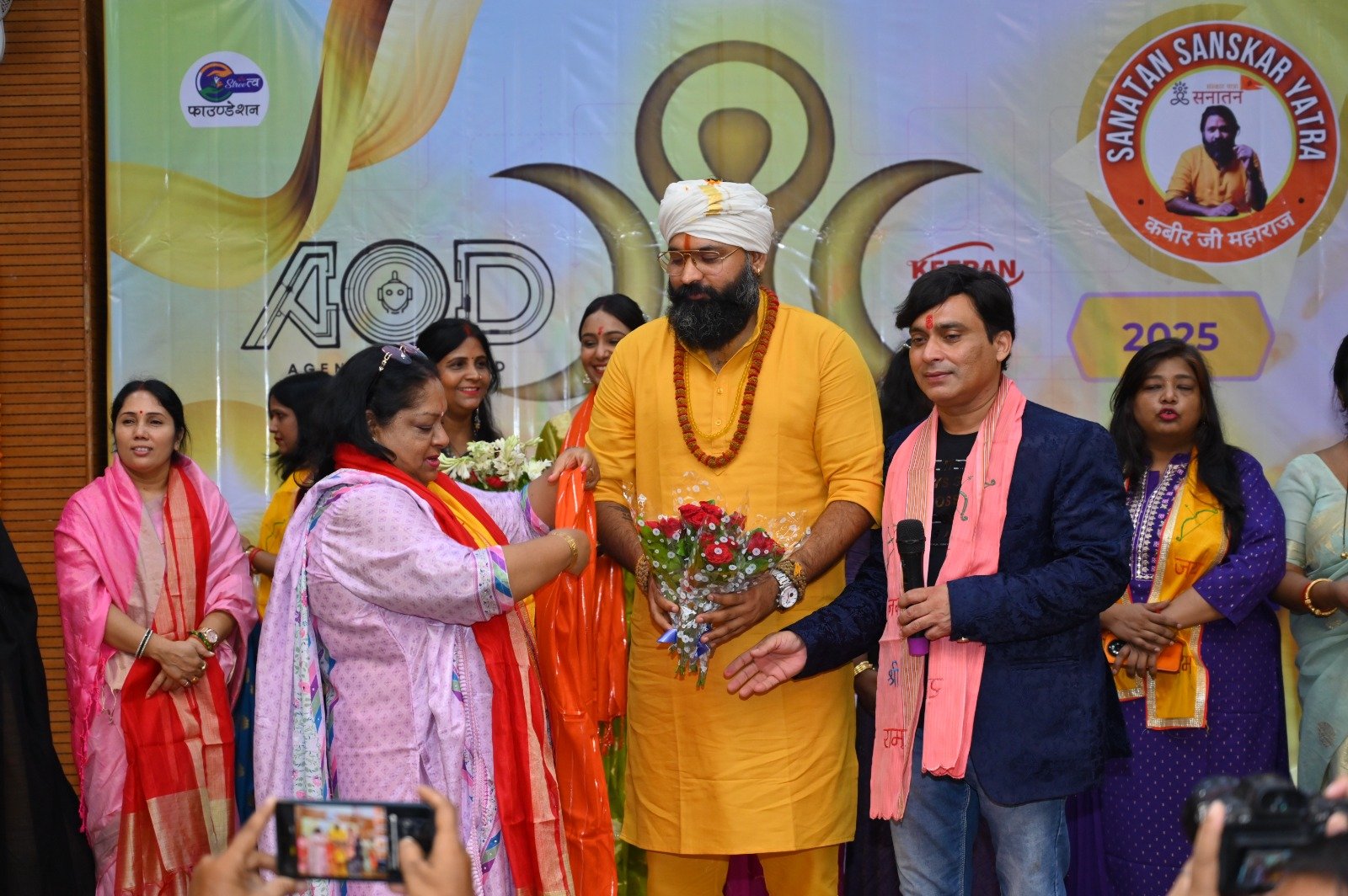 Kabeer Ji Maharaj Shakti Samman 2025 में फूलों के गुच्छ से स्वागत — Sanatan Sanskar Yatra Lucknow