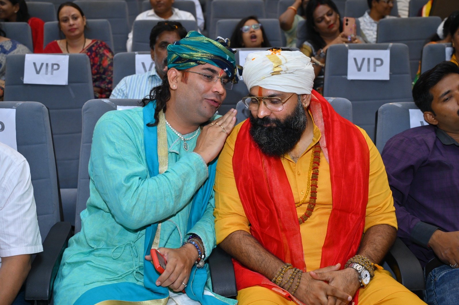 Kabeer Ji Maharaj VIP सीट पर एक अन्य धर्म गुरु से चर्चा करते हुए — Sahkarita Bhawan Lucknow