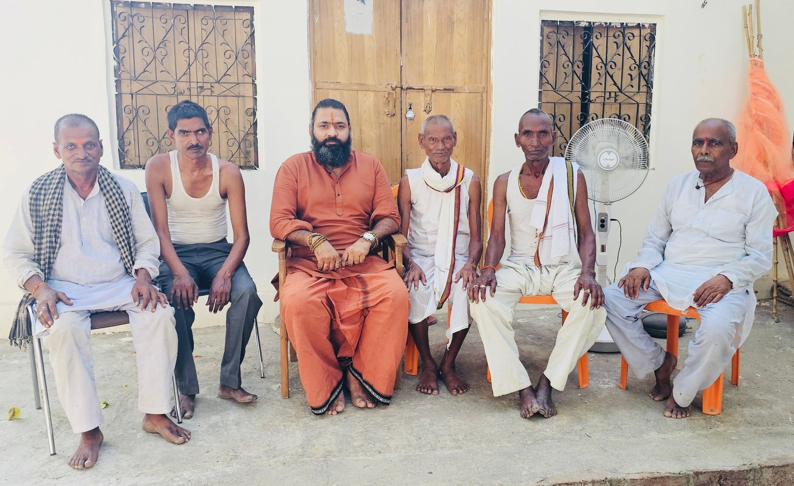 Kabeer Ji Maharaj (Kabeer Goswami) गाँव के 5 बुजुर्गों के साथ बैठे — भगवा कुर्ता, तिलक, रुद्राक्ष। ग्रामीण भारत में satsang। Technology और civilisation पर deep reflection।