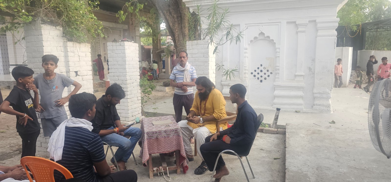 Kabeer Ji Maharaj (Kabeer Goswami) मंदिर परिसर में युवाओं के साथ digital session — mobile, discussion, बच्चे भी present। Janpad revolution का live example।