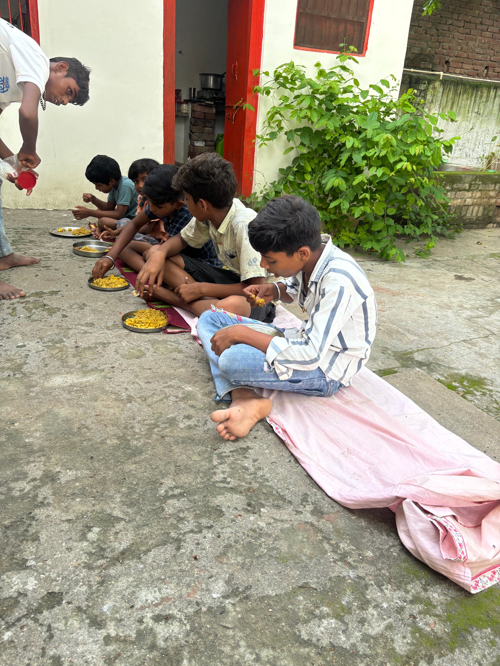 Bharat Shakti Sangh की सेवा — बच्चों को प्रसाद वितरण। Rajdharma 3.0 की व्यावहारिक अभिव्यक्ति।