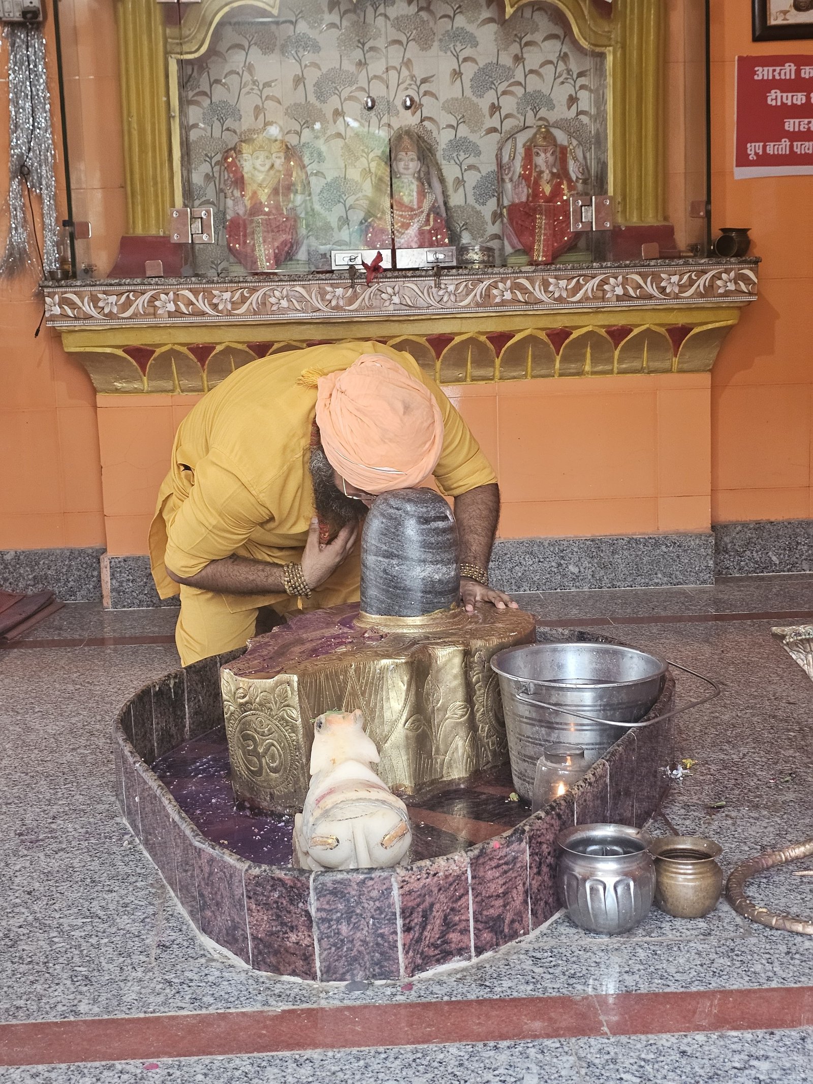 Kabeer Ji Maharaj मंदिर में शिवलिंग के समक्ष साष्टांग प्रणाम — धर्मो रक्षति रक्षिता की जीवंत अभिव्यक्ति